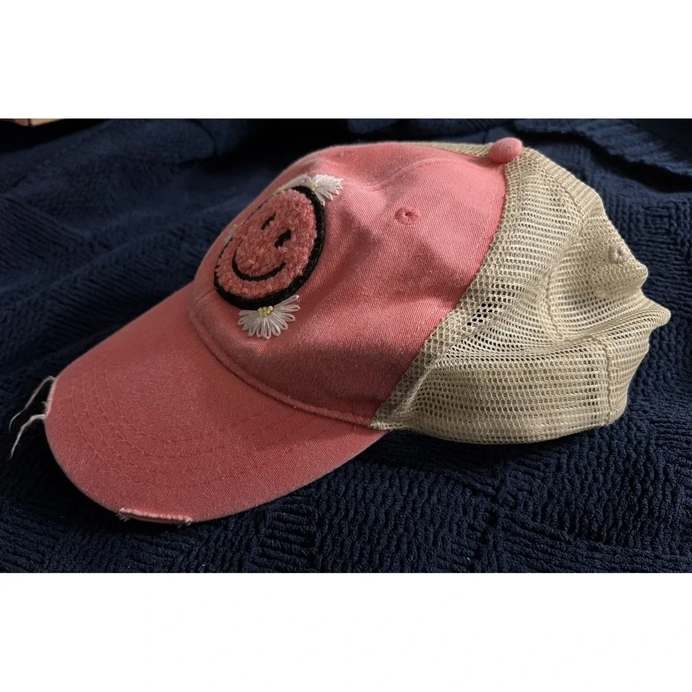 pink trucker-style baseball hat Sherpa smiley daisy flowers‎